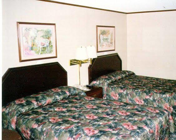Red Carpet Inn Грийнсбъро Стая снимка